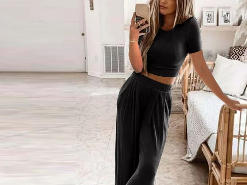 Comfortable style: loose, wide-leg pants, crop top