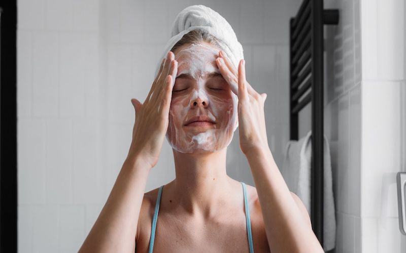 Step 1: Night skincare routine for combination skin - Clean the skin