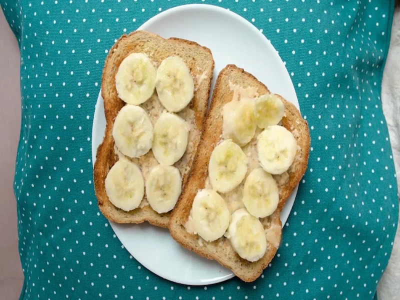 Who should follow the BRAT diet?